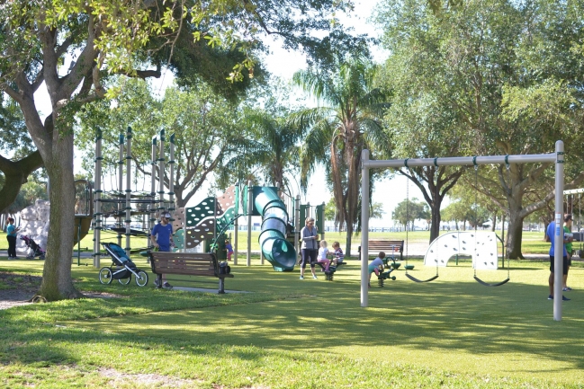 Del Centro Condos Old Northeast St Petersburg Florida is in walking distance of Vinoy and Northshre Parks which include bark parks, playground, open green spaces, volleyball and tennis courts, and swimming pool
