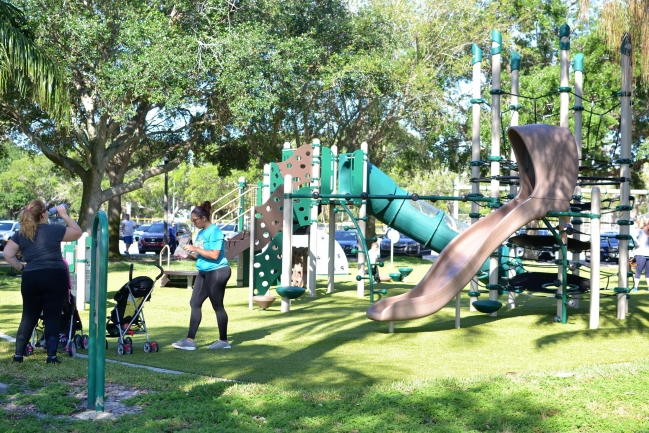 Del Centro Condos Old Northeast St Petersburg Florida is in walking distance of Vinoy and Northshre Parks which include bark parks, playground, open green spaces, volleyball and tennis courts, and swimming pool